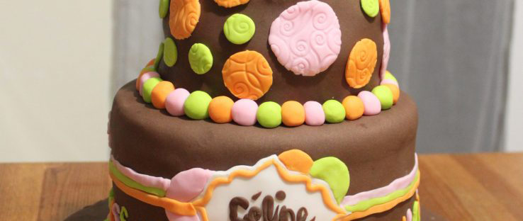 Gâteau d'anniversaire recouvert de pâte à sucre rose (Blog Zôdio)