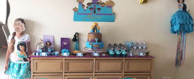 Jolie Petite Fille Souffle Des Bougies Sur Un Gâteau D'anniversaire à La  Maison Sur Fond De Ballons. Anniversaire De L'enfant