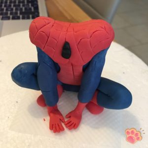 Modelage de Spiderman en pâte à sucre - Tuto vidéo Cake Design